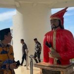 Ketua DPRD Makassar Rudianto Lallo melakukan ziarah di makam-makam Raja Gowa yang berada dalam kompleks pemakaman di Kelurahan Katangka, Kecamatan Somba Opu, Kabupaten Gowa, Kamis (25/1/2024).