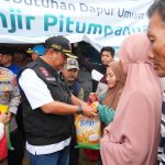 Penjabat Gubernur Sulsel, Bahtiar Baharuddin, bersama Kapolda Sulsel dan Pj Bupati Wajo, mengunjungi wilayah tersebut pada Sabtu sore, 4 Mei 2024, dan meninjau posko terpadu yang berada di Pasar Siwa.
