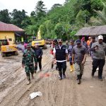 - Pj Gubernur Sulsel Bahtiar Baharuddin bersama Danlantamal VI Makassar Brigjen TNI (Mar) Andi Rahmat M, berhasil menembus titik longsor menuju Desa Kadundung, Kecamatan Latimojong, Kabupaten Luwu, Kamis, 9 Mei 2024.