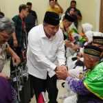 Penjabat Gubernur Sulawesi Selatan, Bahtiar Baharuddin, resmi melepas Calon Jemaah Haji (CJH) Kloter pertama Embarkasi Makassar pada hari Minggu, 12 Mei 2024.