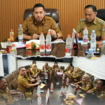 Camat Makassar Husni Mubarak mengumpulkan seluruh lurahnya di ruang rapat Rujab Camat Makassar untuk menggelar rapat koordinasi membahas progres kesiapan acara nantinya, Selasa (6/8/2024)