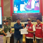 Ketua KPU Kota Makassar Muhammad Yasir Arafat saat serah terima hasil rekapitulasi penghitungan suara Pilkada Makassar di Hotel Claro Makassar, Jumat (6/12/2024) malam.