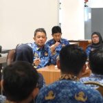 Kepala Dinas Pemuda dan Olahraga (Dispora) Kota Makassar, Syamsul Bahri, S.IP., M.Si, memimpin langsung rapat koordinasi internal bersama seluruh jajaran pejabat dan staf Dispora yang berlangsung di Kantor Balai Kota Makassar Tower Lantai 8. (17/09/2025).
